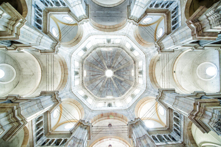 Immagine della cupola del Duomo di Pavia vista dall'interno e dal basso.