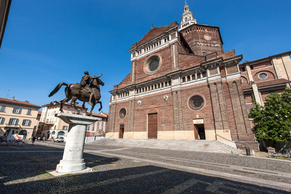 Immagine della piazza e del Duomo di Pavia in una giornata di sole.